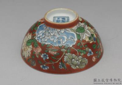 图片[3]-Cup with flowers in red ground of yangcai painted enamels, Qing dynasty, Yongzheng reign (1723-1735)-China Archive